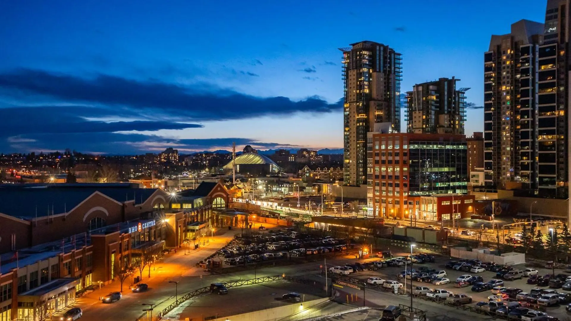 別荘 Best Views Of Stampede Fireworks From 35Th Floor! Stunning Rocky Mountain & Dt Skyline Views! Near Stampede, Saddledome, Bmo Centre! Free Banff Pass, Wine, & Parking! カルガリー カナダ