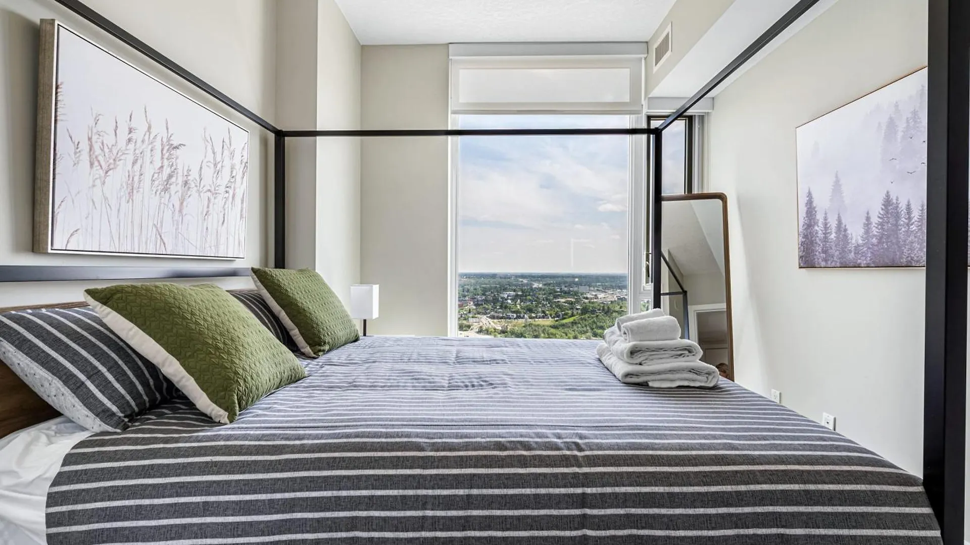Best Views Of Stampede Fireworks From 35Th Floor! Stunning Rocky Mountain & Dt Skyline Views! Near Stampede, Saddledome, Bmo Centre! Free Banff Pass, Wine, & Parking! カルガリー 0*,  カナダ