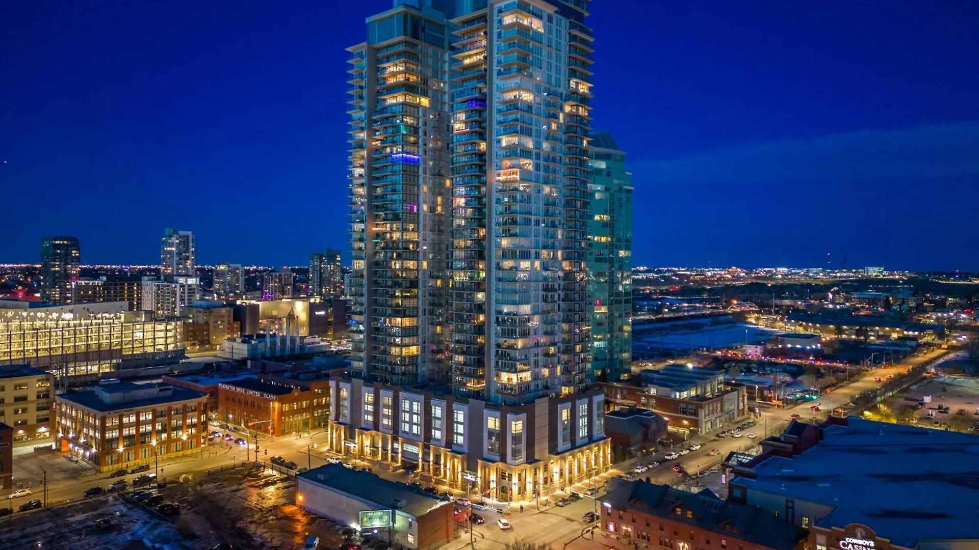 別荘 Best Views Of Stampede Fireworks From 35Th Floor! Stunning Rocky Mountain & Dt Skyline Views! Near Stampede, Saddledome, Bmo Centre! Free Banff Pass, Wine, & Parking! カルガリー カナダ