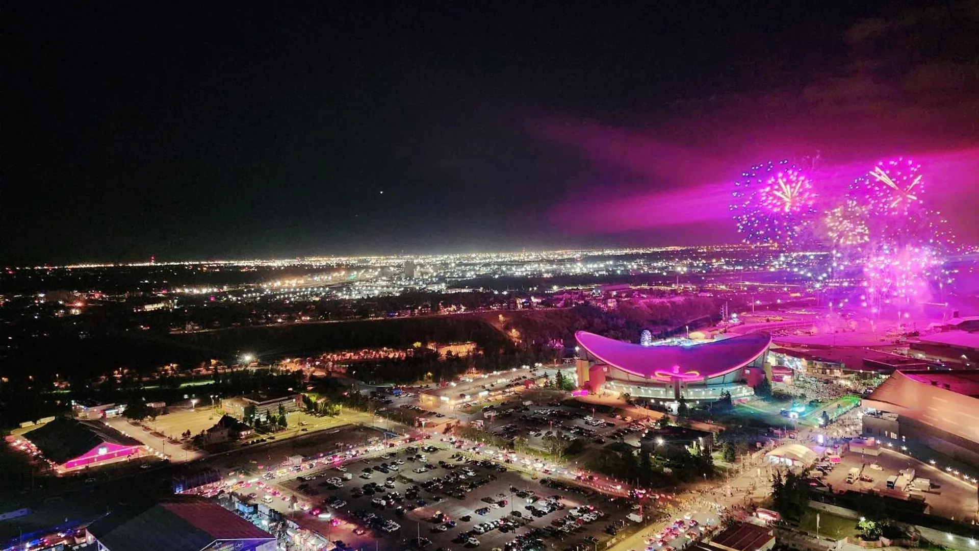 別荘 Best Views Of Stampede Fireworks From 35Th Floor! Stunning Rocky Mountain & Dt Skyline Views! Near Stampede, Saddledome, Bmo Centre! Free Banff Pass, Wine, & Parking! カルガリー
